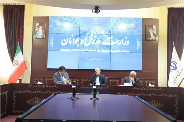 دکتر پزشکیان در جمع مسئولان وزارت ورزش و جوانان مطرح کرد:انحصار‌زدایی از اماکن ورزشی دستگاه‌های اجرایی در راستای اجرای عدالت در ورزش